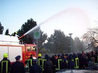 Bild von Feuerwehrfahrzeug bei Übung mit Dachwerfer